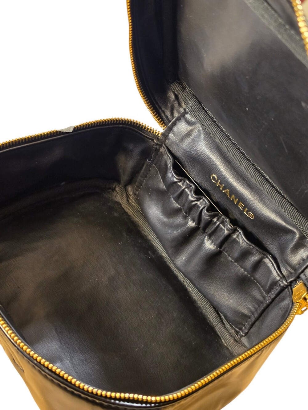 CHANEL PATENT LEATHER VANITY CASE - Picture 13 of 16
